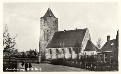 41427 Oost-Souburg, N.H. Kerk De Nederlands Hervormde kerk op het Oranjeplein in Oost-Souburg, gezien vanuit de ...