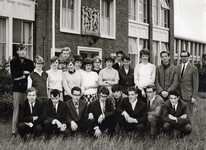 41429 Eindexamenklas van de St. Paulus MULO voor het schoolgebouw aan de Adriaen Coortelaan. Staand van l. naar r.: ...