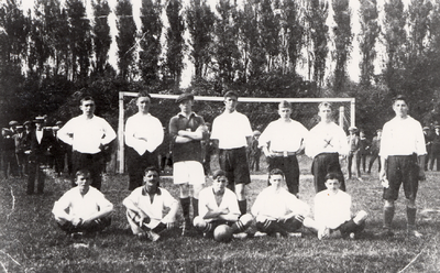 41437 Voetbal Combinatie Vlissingen (VCV), opgericht 1 aug. 1916.Seizoen 1916-1917, één der elftallen uit het ...