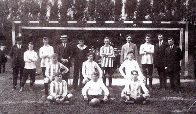 41438 Voetbal Combinatie Vlissingen (VCV), opgericht 1 aug. 1916.Een elftal uit één van de eerste jaren van het bestaan ...