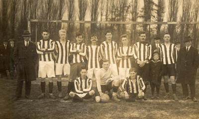 41439 Voetbal Combinatie Vlissingen (VCV), opgericht 1 aug. 1916.Seizoen 1917-1918, het 1e elftal, 2e klas.Staand van ...