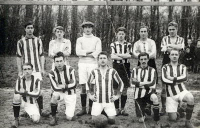 41440 Voetbal Combinatie Vlissingen (VCV), opgericht 1 aug. 1916.Seizoen 1919-1920, het 1e elftal, 2e klas.Staand van ...