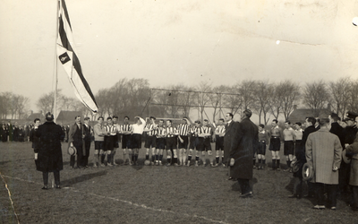 41445 Voetbal Combinatie Vlissingen (VCV), opgericht 1 aug. 1916.Door de supporters wordt, voorafgaand aan de ...