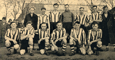 41446 Voetbal Combinatie Vlissingen (VCV), opgericht 1 aug. 1916.Het 2e elftal, kampioen 3e klas, seizoen ...