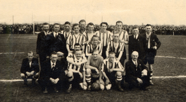 41448 Voetbal Combinatie Vlissingen (VCV), opgericht 1 aug. 1916.Vlissingen 1 kampioen van de 2e klas.Achterste rij van ...