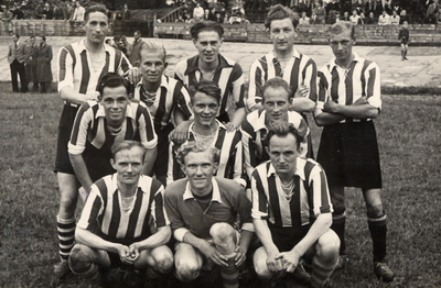 41450 Voetbal Combinatie Vlissingen (VCV), opgericht 1 aug. 1916.Het 1e elftal, 1e klas, seizoen 1947-1948.Staand van ...