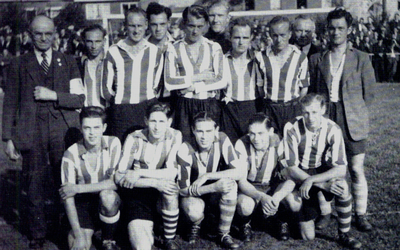 41451 Voetbal Combinatie Vlissingen (VCV), opgericht 1 aug. 1916.Het 1e elftal, op 12 okt. 1947 voor of na de wedstrijd ...
