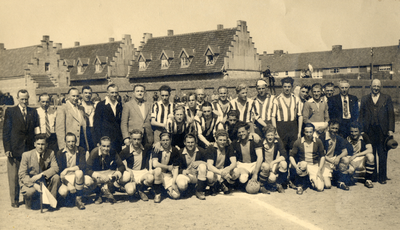 41453 Voetbal Combinatie Vlissingen (VCV), opgericht 1 aug. 1916.Het 1e elftal speelde op 16 mei 1948 in en tegen ...