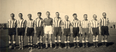 41454 Voetbal Combinatie Vlissingen (VCV), opgericht 1 aug. 1916.Het 1e elftal speelde op 29 aug. 1948 in Vlissingen ...