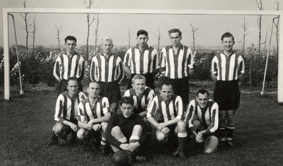 41456 Voetbal Combinatie Vlissingen (VCV), opgericht 1 aug. 1916.Het 1e elftal, 2e klas, seizoen 1950-1951.Staand van ...