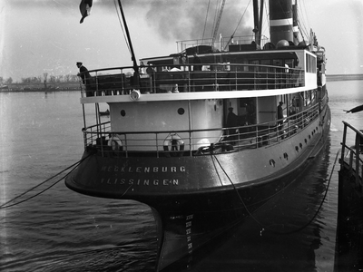 41480 De Mecklenburg II van de Stoomvaartmij. Zeeland (SMZ), aan de ponton in de Buitenhaven.