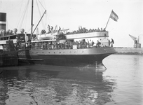 41483 De Mecklenburg II van de Stoomvaartmij. Zeeland (SMZ), aan de ponton in de Buitenhaven.