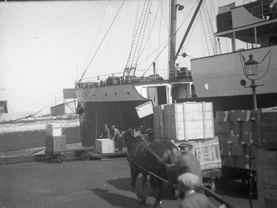41484 Het laden van goederen aan boord van de veerboot (mailboot) Prinses Juliana van de Stoomvaart Maatschappij ...