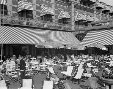 41517 Het terras van Grand Hotel Britannia op Boulevard Evertsen. Op 26 juni 1886 werd het hotel als Grand Hotel des ...