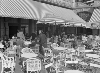 41518 Het terras van Grand Hotel Britannia op Boulevard Evertsen. Op 26 juni 1886 werd het hotel als Grand Hotel des ...