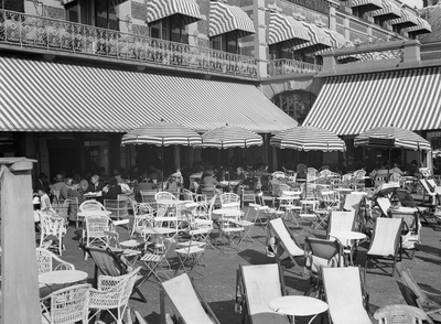 41519 Het terras van Grand Hotel Britannia op Boulevard Evertsen. Op 26 juni 1886 werd het hotel als Grand Hotel des ...