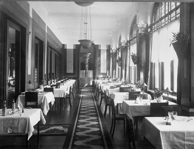 41521 Interieur van Grand Hotel Britannia op Boulevard Evertsen. Op 26 juni 1886 werd het hotel als Grand Hotel des ...