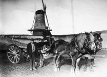 41544 Paard en wagen aan de Oranjedijk met op de achtergrond de Oranjemolen
