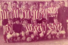 41559 De A 1 junioren van de Voetbal Combinatie Vlissingen (VCV), kampioen in het seizoen 1964-1965.Staand van l. naar ...