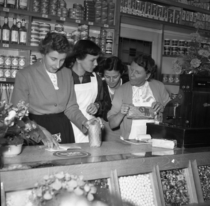 41587 Opening kruidenierswinkel C.J. Steketee, Hobeinstraat 53. Op de foto van l. naar r: Truus Steketee, Nel van ...