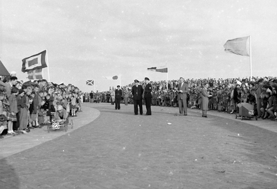41597 Deelnemers en toeschouwers aan de zeepkistenrace aan de oprit President Rooseveltlaan naar Boulevard Evertsen