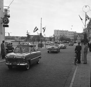 41600 Optocht auto's op de Nieuwendijk.