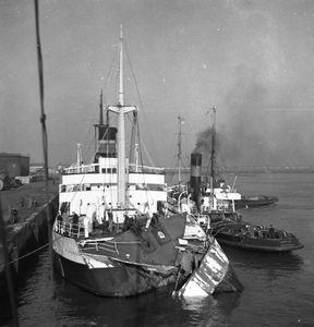 41614 Aanvaring van het Franse schip Fauzon op de rede van Vlissingen met het schip Aster uit Costa Rica. De Fauzon ...