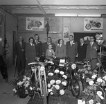 41621 Opening van de fietsen- bromfietsen- en motorenzaak van de Pree in de Scheldestraat, hoek Verkuijl Quakkelaarstraat