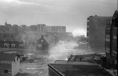41633 De Gasthuisstraat, straat achter Boulevard de Ruyter. Tijdens een hevige storm op 23 dec. 1954 slaan de golven ...