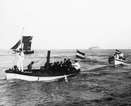 41669 Stoombootje en sloep op de rede van Vlissingen (van het loodswezen?).Op de achtergrond vaart het vissersschip ...