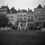 41677 Judo demonstraties op het Bellamypark tijdens de zomershow 1955.