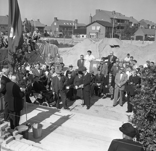 41726 Eerste steenlegging voor het bejaardentehuis Ter Reede aan de Koudekerkseweg door dhr. P. Lagendijk op 26 juli 1956.