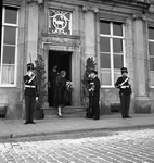 41751 Bezoek van H.M. Koningin Juliana en Prins Bernhard, t.g.v. De Ruyterherdenking op 22 maart 1957.Het koninklijk ...