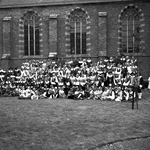 41766 Groepsfoto bij de Sint Jacobskerk van de deelnemers van het openluchtspel Bestevaer Michiel van Louis Lockefeer ...