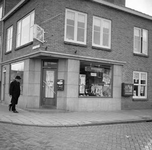 41795 Kruidenierswinkel H. Kamphuis, Van Dishoeckstraat 169, hoek Paul Krugerstraat