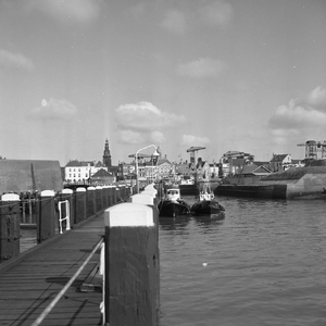 41811 Loodsensteiger met haveningang Voor- en Vissershaven.Aan de steiger liggen 2 loodsboten.