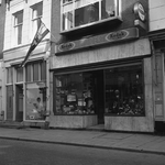 41812 De fotozaak en muziekwinkel van Ch.L. Dert, Nieuwendijk 35