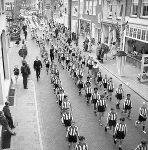 41821 Bevrijdingsfeest te Vlissingen, optocht 5 mei 1959 op de Nieuwendijk. Op de voorgrond de jeugdvoetballers van VC ...