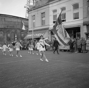 41832 Bevrijdingsfeest te Vlissingen, optocht 5 mei 1959 in de Coosje Buskenstraat. De meisjes van gymnastiekvereniging LO