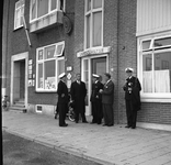 41863 Bezoek van minister Visser aan het Nederlands Loodswezen.Het gezelschap bij het gebouw van de Roeierswacht, ...
