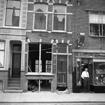 41886 Verbouwing van de Anja bar, Nieuwendijk 49. Rechts de drankwinkel Dekker's slijterij, Nieuwendijk 51