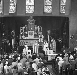 41895 Dienst in de Rooms-katholieke kerk aan de Singel / Dokter Friesenstraat.
