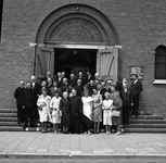 41896 Groepsfoto bij de ingang van de Rooms-katholieke kerk aan de Singel / Dokter Friesenstraat, t.g.v. het 25-jarig ...