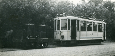 41922 Electrische tram Vlissingen - Middelburg voor de halte bij de Leeuwentrap. Slijpwagen en emr. 21 .