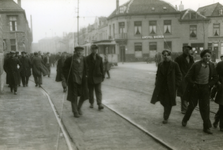 41924 Electrische tram Vlissingen - Middelburg in de Aagje Dekenstraat nabij de hoofdpoort van de Kon. Mij. de Schelde ...