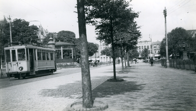 41925 Electrische tram Vlissingen - Middelburg op het Bellamypark.Tramwagon emr. 20 .Links op de achtergrond de ...
