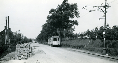 41926 Electrische tram Vlissingen - Middelburg op de Nieuwe Vlissingseweg nabij de ijsbaan.Tramwagon emr. 4 + ahr 1/12 .