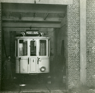 41929 Electrische tram Vlissingen - Middelburg, wagon emr. 1 in de remise aan de Aagje Dekenstraat.