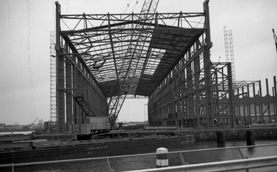 41964 Koninklijke Maatschappij de Schelde (KMS) in Vlissingen. Een overdekte hellingloods in aanbouw op het eiland voor ...