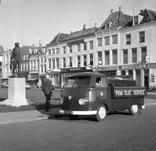 41967 Tankauto Pam Olie Service op het Bellamypark bij het standbeeld van Frans Naerebout.